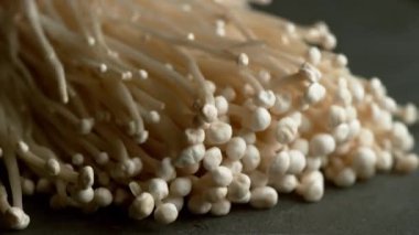 Enoki mantarı, Phantom Flex 4K kamerasında yakın çekim yiyecek görüntüsü.