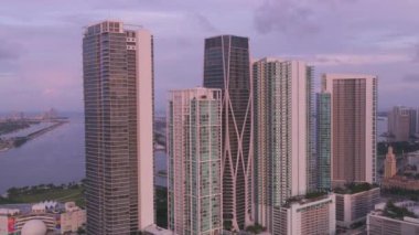 Miami, Florida 2019 dolaylarında. Gün batımında Miami 'nin hava manzarası. Helikopterden Cineflex gimbal ve RED 8K kamerayla çekildi..