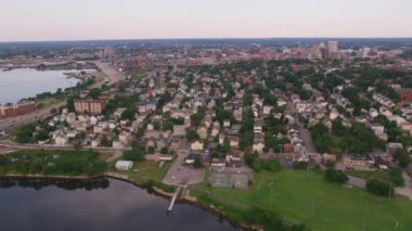 Providence, Rhode Island, 2019 civarı. Providence 'ın havadan görünüşü. Helikopterden Cineflex gimbal ve RED 8K kamerayla çekildi..
