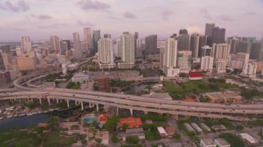 Miami, Florida 2019 dolaylarında. Gün batımında Miami 'nin hava manzarası. Helikopterden Cineflex gimbal ve RED 8K kamerayla çekildi..