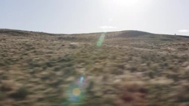 Oregon 2020 dolaylarında. Merkez Oregon çöl manzarasının sabit sürüş görüntüsü. Cineflex gimbal ve RED 8K kamera ile çekildi..