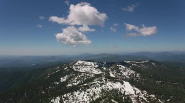 Cascade Dağları, Oregon: Karlı dağ manzarasının hava görüntüleri 