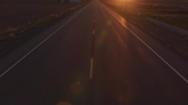 Gün batımında asfalt yol