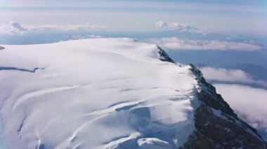 Mount Rainier, Washington 2019 dolaylarında. Rainier Dağı 'nın havadan görünüşü. Helikopterden Cineflex gimbal ve RED 8K kamerayla çekildi..