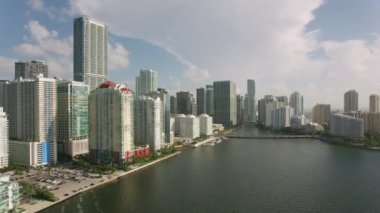 Miami, Florida 2019 dolaylarında. Miami, Florida 'nın gündüz hava görüntüsü. Helikopterden Cineflex gimbal ve RED 8K kamerayla çekildi..
