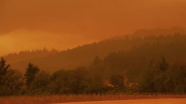 Oregon 2017 dolaylarında, Güney Oregon 'daki Yukarı Masa Kayası üzerinde uçuyor..