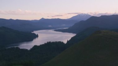 Saint Helens Dağı, Washington 2019 dolaylarında. Saint Helens Dağı 'nın havadan görünüşü. Helikopterden Cineflex gimbal ve RED 8K kamerayla çekildi..