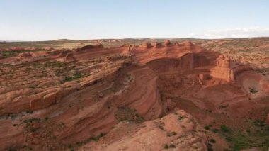 Arches Ulusal Parkı, Utah 2019 dolaylarında. Arches Ulusal Parkı 'nın havadan görüntüsü. Helikopterden Cineflex gimbal ve RED 8K kamerayla çekildi..