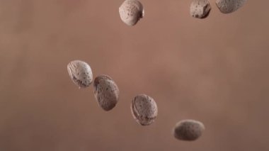 Bademler çok yavaş çekimde ahşap yüzeye düşüyor. Phantom Flex 4K yüksek hızlı kamera görüntüsü.