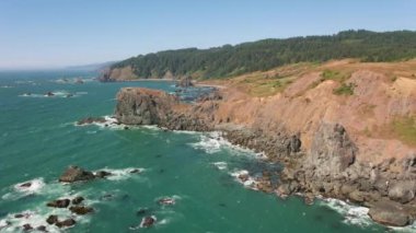 Güzel sahil ve deniz manzarasının üstünde doğa manzarası var. 