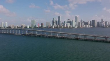 Miami, Florida 2019 dolaylarında. Miami, Florida 'nın gündüz hava görüntüsü. Helikopterden Cineflex gimbal ve RED 8K kamerayla çekildi..