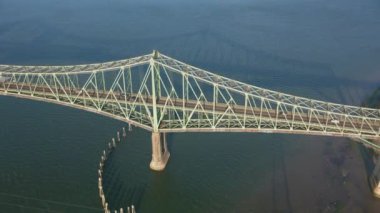 Nehir üzerindeki uzun köprünün havadan görüntüsü