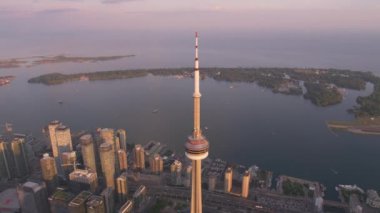 Toronto, Kanada 2019 dolaylarında. Gün batımında Toronto 'nun hava manzarası. Helikopterden Cineflex gimbal ve RED 8K kamerayla çekildi..