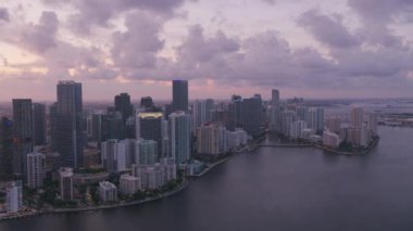 Miami, Florida 2019 dolaylarında. Gün batımında Miami 'nin hava manzarası. Helikopterden Cineflex gimbal ve RED 8K kamerayla çekildi..