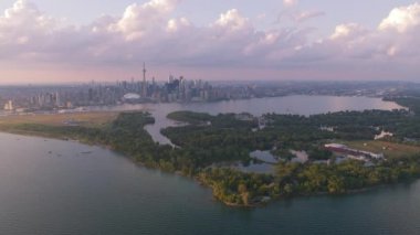 Toronto, Kanada 2019 dolaylarında. Gün batımında Toronto 'nun hava manzarası. Helikopterden Cineflex gimbal ve RED 8K kamerayla çekildi..