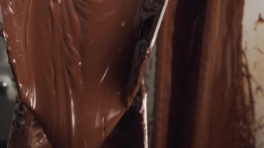 Erimiş çikolata bir şeker fabrikasına dökülüyor.