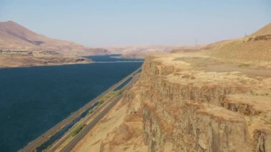 Oregon circa-2021: Columbia River Gorge 'un havadan görünüşü. Helicopter 'dan Cineflex ve RED 8K.