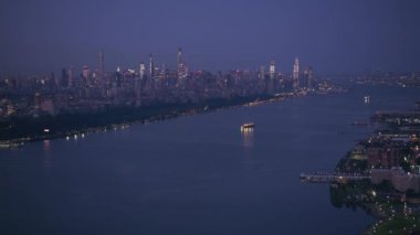 New York City, New York dolaylarında 2019. Gün doğumunda New York 'un havadan görüntüsü. Helikopterden Cineflex gimbal ve RED 8K kamerayla çekildi..