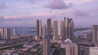 Miami, Florida 2019 dolaylarında. Gün batımında Miami 'nin hava manzarası. Helikopterden Cineflex gimbal ve RED 8K kamerayla çekildi..