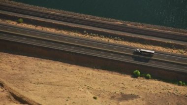 Oregon circa-2021: Columbia River Gorge 'un havadan görünüşü. Helicopter 'dan Cineflex ve RED 8K.