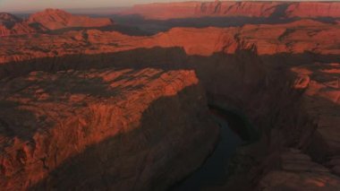 Büyük Kanyon, Arizona 2019 dolaylarında. Güneş doğarken Büyük Kanyon 'un havadan görünüşü. Helikopterden Cineflex gimbal ve RED 8K kamerayla çekildi..