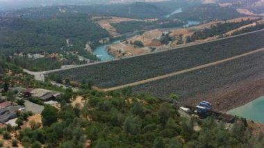 Oroville Gölü, Kaliforniya Ağustos 2021: Oroville Gölü 'nün yaz kuraklığı sırasında havadan görünüşü