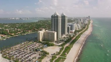 Miami, Florida 2019 dolaylarında. Miami plajının gündüz hava görüntüsü. Helikopterden Cineflex gimbal ve RED 8K kamerayla çekildi..