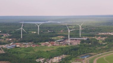 Providence, Rhode Island, 2019 civarı. Rüzgar değirmenlerinin havadan görünüşü. Helikopterden Cineflex gimbal ve RED 8K kamerayla çekildi..