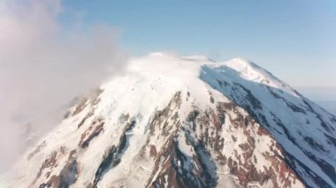 Adams Dağı, Washington 2019 dolaylarında. Adams Dağı 'nın havadan görünüşü. Helikopterden Cineflex gimbal ve RED 8K kamerayla çekildi..