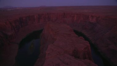 Powell Gölü 2019 dolaylarında. Gün batımında Powell Gölü 'nün havadan görüntüsü. Helikopterden Cineflex gimbal ve RED 8K kamerayla çekildi..