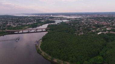 Providence, Rhode Island, 2019 civarı. Providence 'ın havadan görünüşü. Helikopterden Cineflex gimbal ve RED 8K kamerayla çekildi..