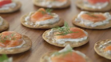 Somon krakeri aperatifleri servis edilmeye hazır..