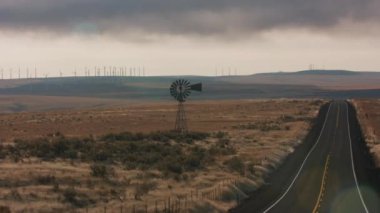 Oregon 2017 dolaylarında, Güney Oregon 'daki Yukarı Masa Kayası üzerinde uçuyor..