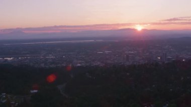 Portland, Oregon 2019 dolaylarında. Gün doğumunda Portland 'ın havadan görüntüsü. Helikopterden Cineflex gimbal ve RED 8K kamerayla çekildi..