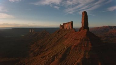 Arches Ulusal Parkı, Utah 2019 dolaylarında. Arches Ulusal Parkı 'nın havadan görüntüsü. Helikopterden Cineflex gimbal ve RED 8K kamerayla çekildi..