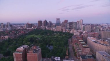 Boston, Massachusetts 2019 dolaylarında. Gün batımında Boston 'un hava manzarası. Helikopterden Cineflex gimbal ve RED 8K kamerayla çekildi..