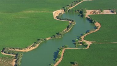 Kaliforniya - 2021 dolaylarında: sulama kanallı alanların havadan görünüşü. Helicopter 'dan Cineflex ve RED 8K.