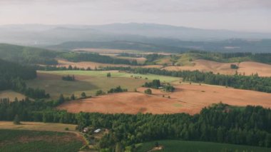Güney Oregon 'daki Kayalıkların üzerinden uçuyor..