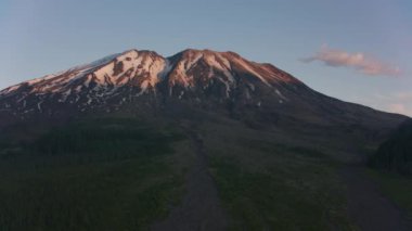 Saint Helens Dağı, Washington 2019 dolaylarında. Saint Helens Dağı 'nın havadan görünüşü. Helikopterden Cineflex gimbal ve RED 8K kamerayla çekildi..