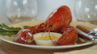 Tereyağı ve biberiyeli ıstakoz.