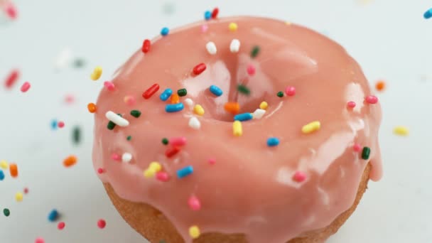 Polvilhas Caindo Donut Câmera Lenta — Vídeo de Stock