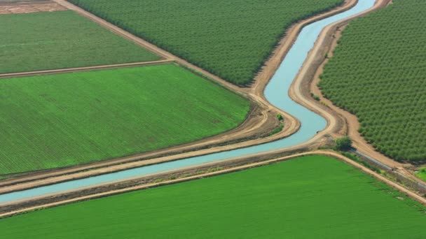 California 2021 Aerial View Fields Irrigation Canals Снимок Вертолета Cineflex — стоковое видео