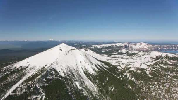 カスケード山脈 オレゴン州 2019年頃 クレーター湖の空中ビュー シネフレックスジンバルとRed 8Kカメラでヘリコプターから撮影 — ストック動画