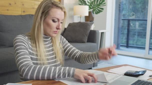 家庭で所得税申告をする女性 — ストック動画
