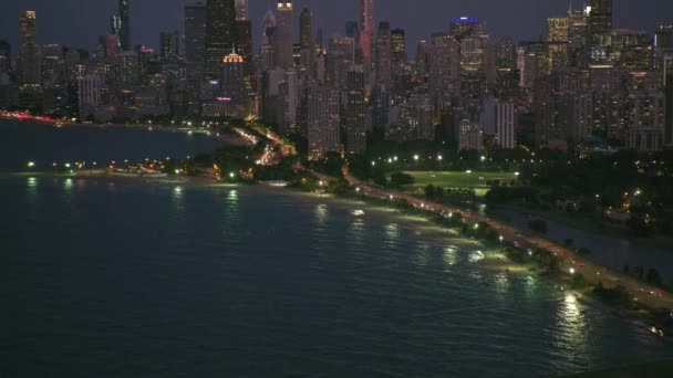 2019年頃 イリノイ州シカゴ 夕暮れ時のシカゴの空中風景 シネフレックスジンバルとRed 8Kカメラでヘリコプターから撮影 — ストック動画