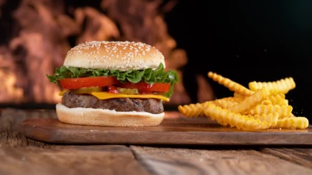 Aufnahmen Traditioneller Amerikanischer Burger Mit Fleisch — Stockvideo