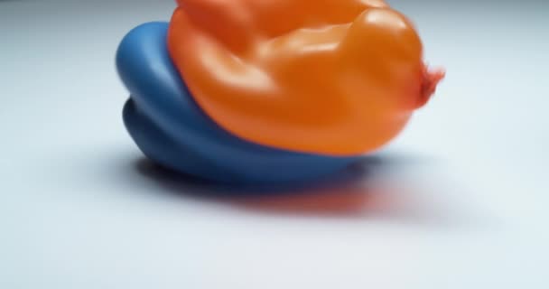 Balões Água Saltando Movimento Super Lento Tiro Phantom Flex — Vídeo de Stock