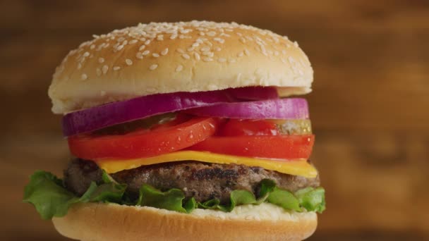 Aufnahmen Traditioneller Amerikanischer Burger Mit Fleisch — Stockvideo