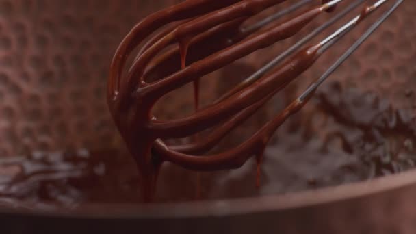 Chocolate Derretido Gotejamento Batedor — Vídeo de Stock