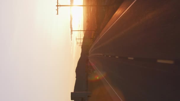 安定した道路の運転ショット 垂直方向の映像 — ストック動画